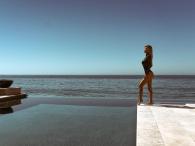 Leanna Bartlett na słonecznej plaży